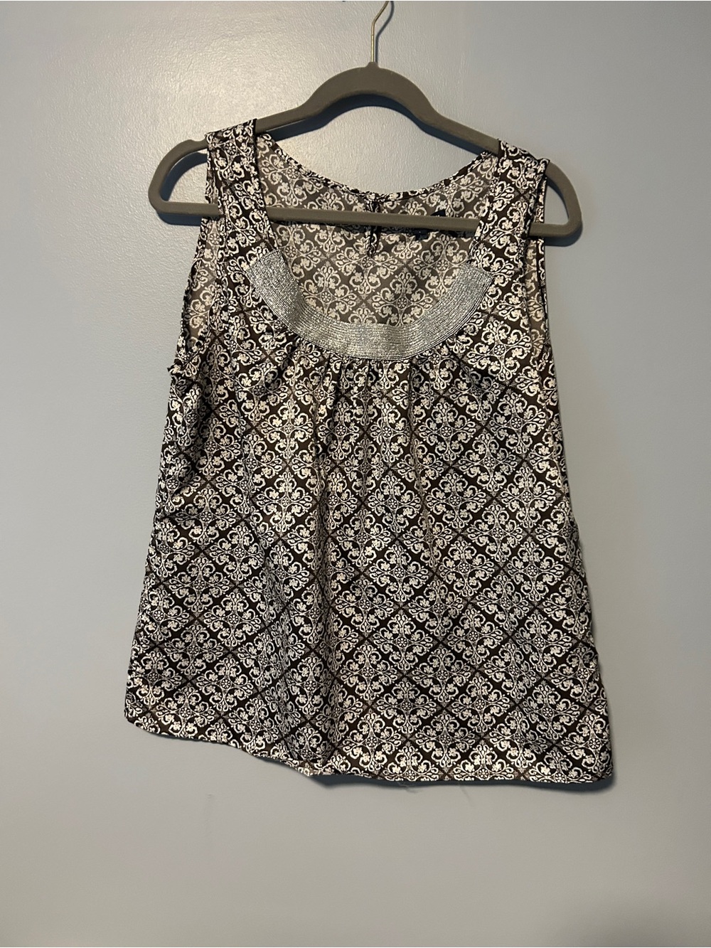 GAP Gray White Printed Tank with Silver Scoop Detail